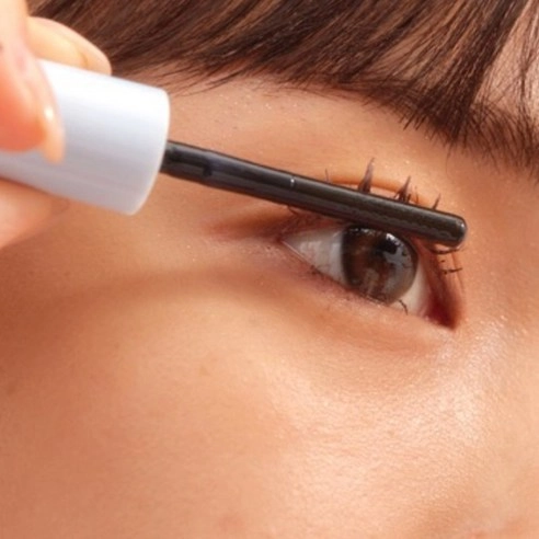 Easy Wash Mascara Remover - Image 2